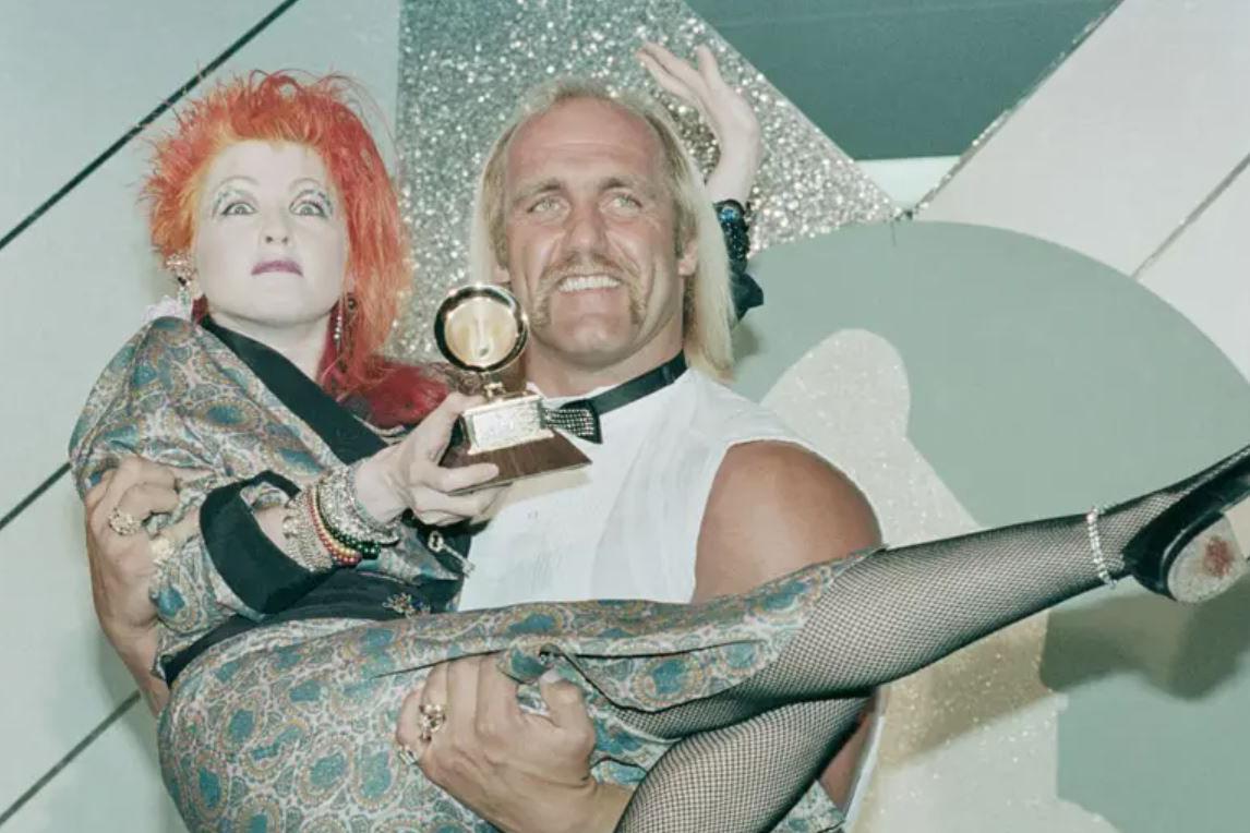 Umro Hulk Hogan, legenda američkog rvanja 4 Hulk Hogan i pevačica Sindi Lauper na dodeli Gremi nagrada 1985. godine