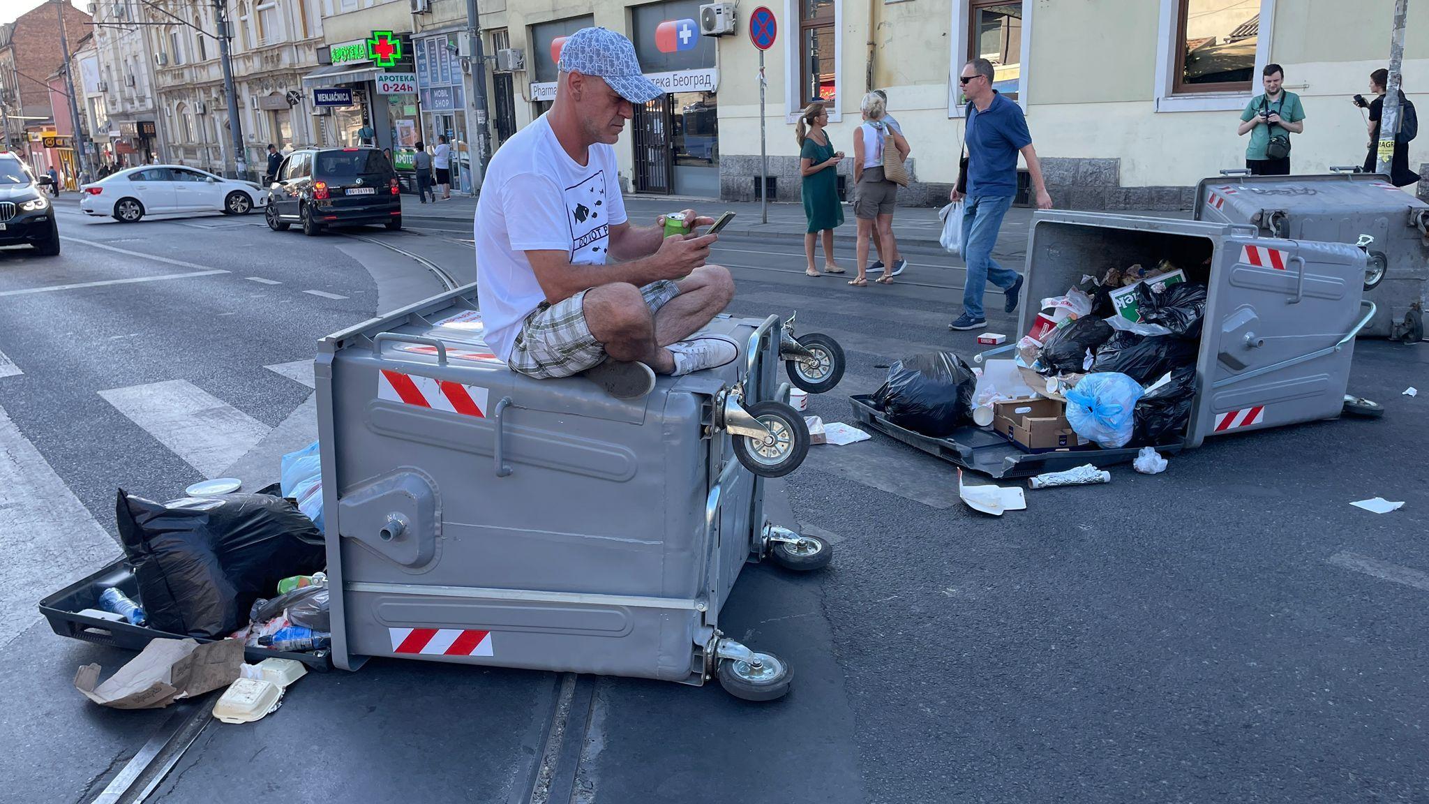 'Sve da stane': Privođenja zbog mobilnih blokada u gradovima širom Srbije 7 Muškarac sedi na kontejneru