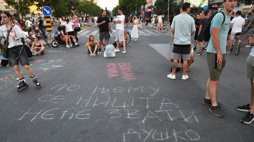 Građani Novog Sada prefarbavaju ono što su aktivisti SNS bojili po fasadama 1