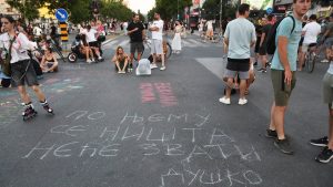 Akcija aktivista Srpske napredne stranke u Novom Sadu je završena, pošto su brojne fasade ofarbali u boje srpske zastave. Međutim, po njihovom odlasku građani organizovani u zborove mesnih zajednica kreče svoje fasade u belo i vraćaju u pređašnje stanje.