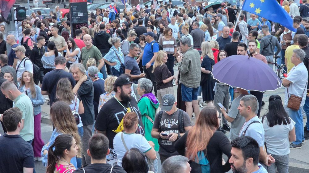 Lokalni zborovi u Beogradu odali počast žrtvama "Oluje" pa se uputili kuće do brata Ane Brnabić i premijera Macuta 6