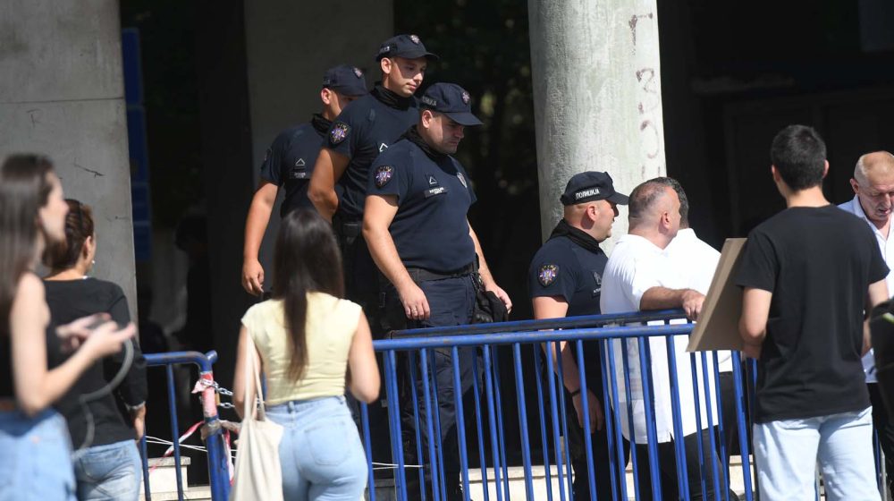 Postavljene ograde ispred Skupštine Novog Sada pred početak sednice, zborovi najavili protest 1