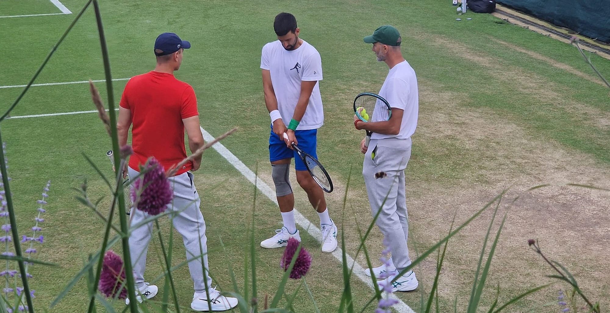 Đoković trenirao sa steznikom oko desne noge: Povreda ili predostrožnost pred meč sa De Minorom? (FOTO) 2