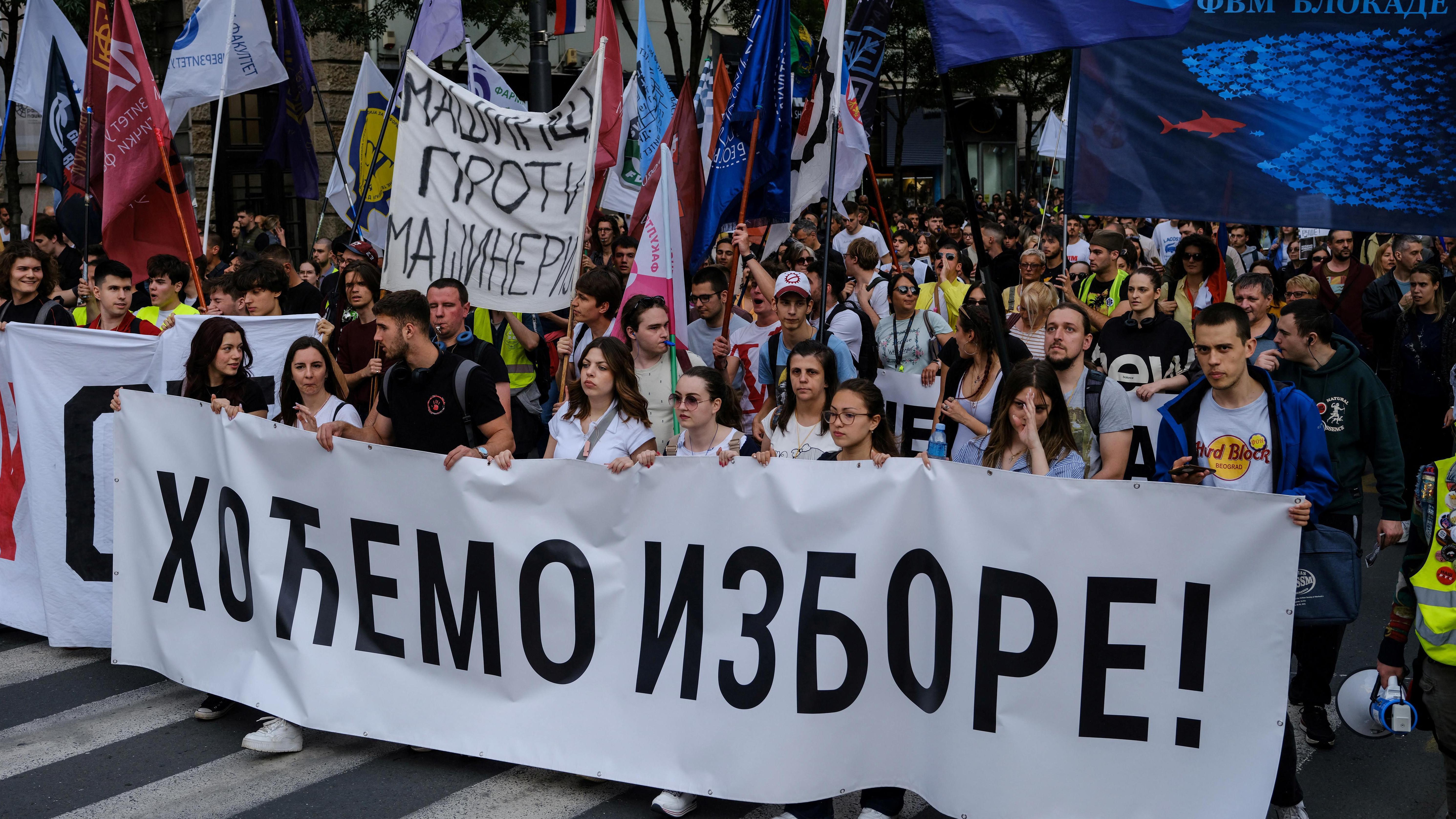 Šta bi studenti dobili, a šta izgubili saradnjom sa opozicijom 1 Studenti koji mesecima protestuju u maju su izneli zahtev za raspisivanjem parlamentarnih izbora