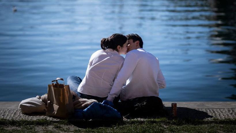 Mononukleoza: Šta je 'bolest poljupca' i kako se leči 1 poljubac, momak i devojka se ljube, par se ljubi, ljubljenje, poljupci