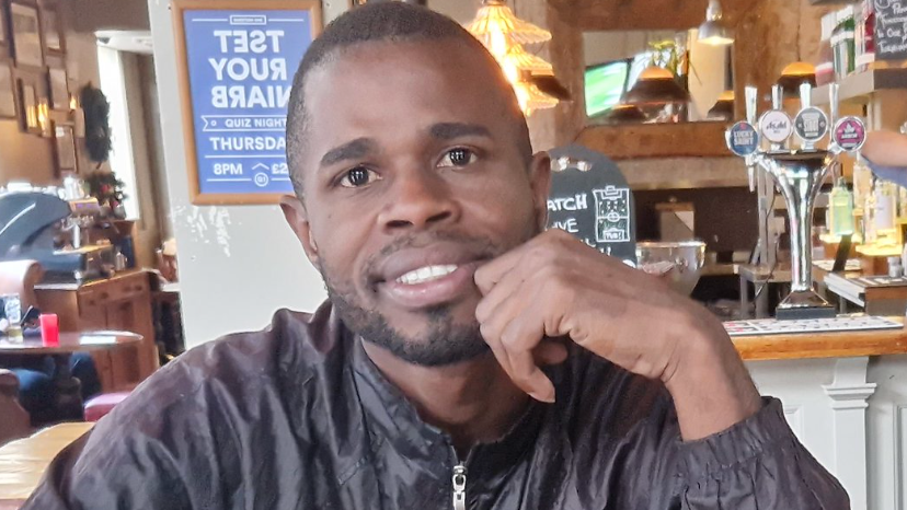 Seks, ubistva i tela u koferima u Londonu 5 Moskera sedi u kafiću