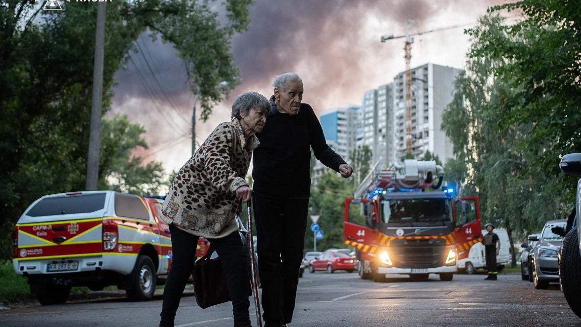 'Jedna od najgorih noći u Kijevu' posle masovnih ruskih napada 1 Starija žena i muškarac u Kijevu