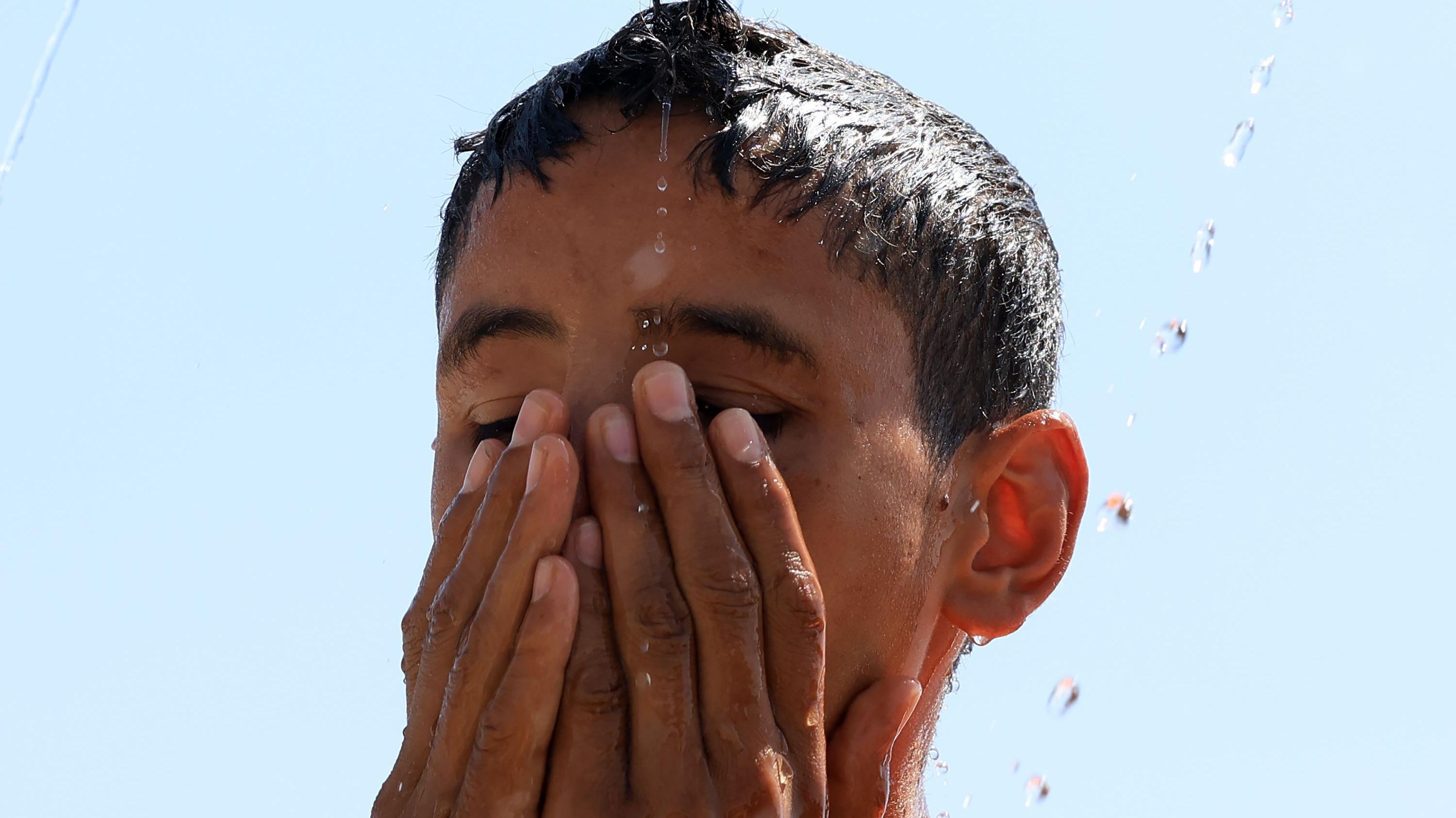 Šta je 'temperatura vlažne sijalice' i zašto je važna 3 Dečak se umiva vodom napolju