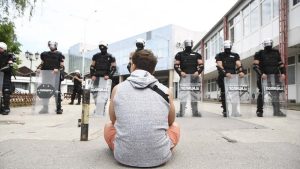 Građani su se danas u toku dana okupili u Katanićevoj ulici u Beogradu, gde se nalaze odeljenja sudova i tužilaštva, a gde se od jutros nalaze uhapšeni nakon sinoćnjeg protesta. Skup se u međuvremenu razišao.