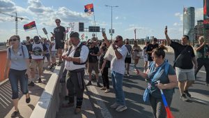 Građani koji su blokirali saobraćaj na mostu Gazela u Beogradu počeli su da se povlače nakon što je protestna blokada magistrale u Užicu okončana, a okupljeni poručuju da borba za izbore traje i dalje.

 