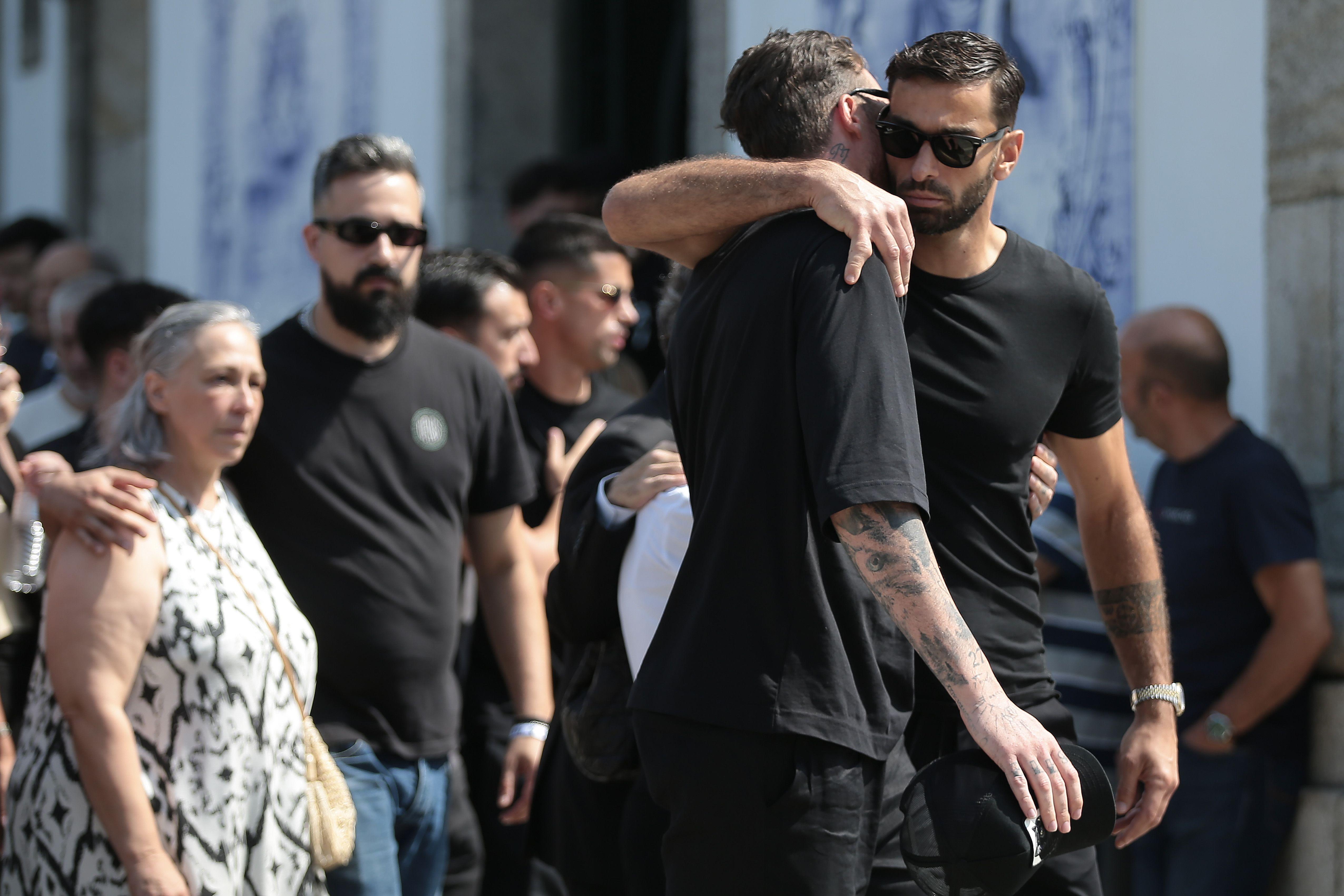 Sahranjen napadač Liverpula Diogo Žota, koji je poginuo u saobraćajnoj nesreći 5 Portugalski fudbaler Rui Patrisio (desno) na sahrani