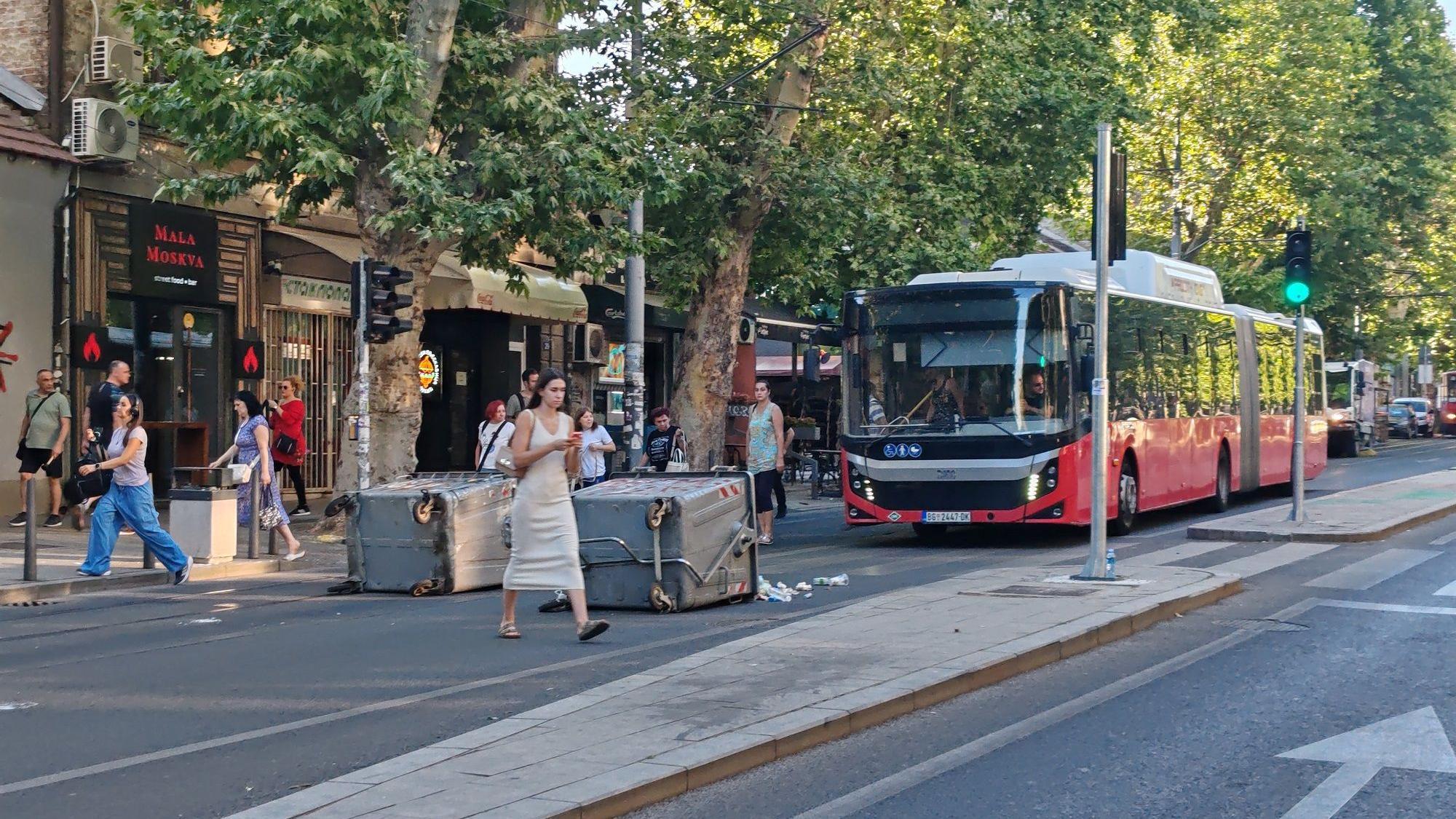 Desetine privedenih, blokade ponovo na ulicama širom Srbije 2 žena prelazi ulicu