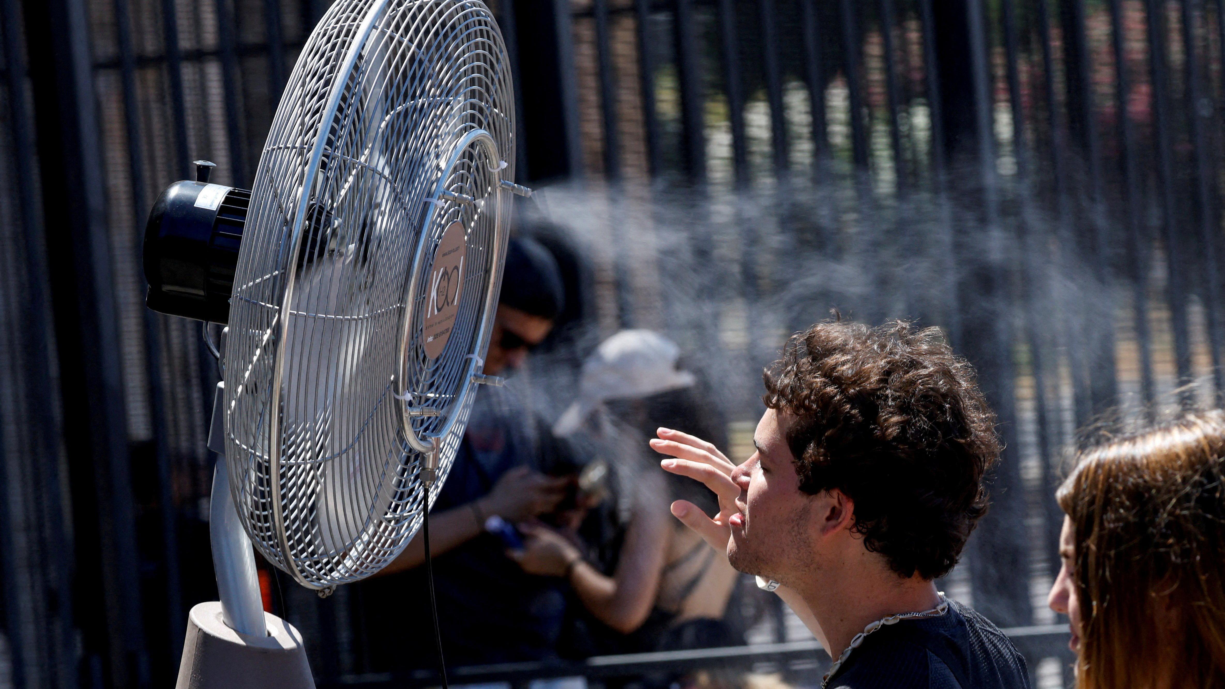 Da li nam toplotni talasi 'kradu' struju 1 Ljudi se rashlađuju ispred ventilatora tokom toplih dana