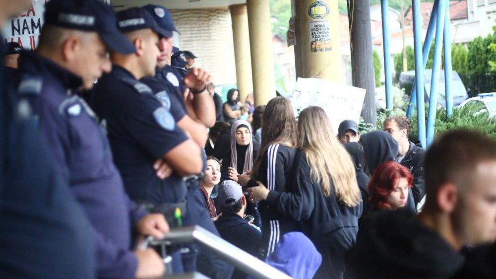 Priveden još jedan student, protesti u Novom Pazaru 1 policija, policija upala u univertitet u novom pazaru