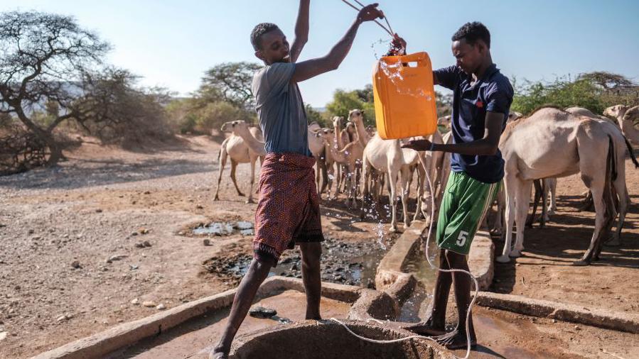 Suše 'sporohodna svetska katastrofa', objavio UN 1 Dva mlada Afrikanca izvlače vodu iz bunara