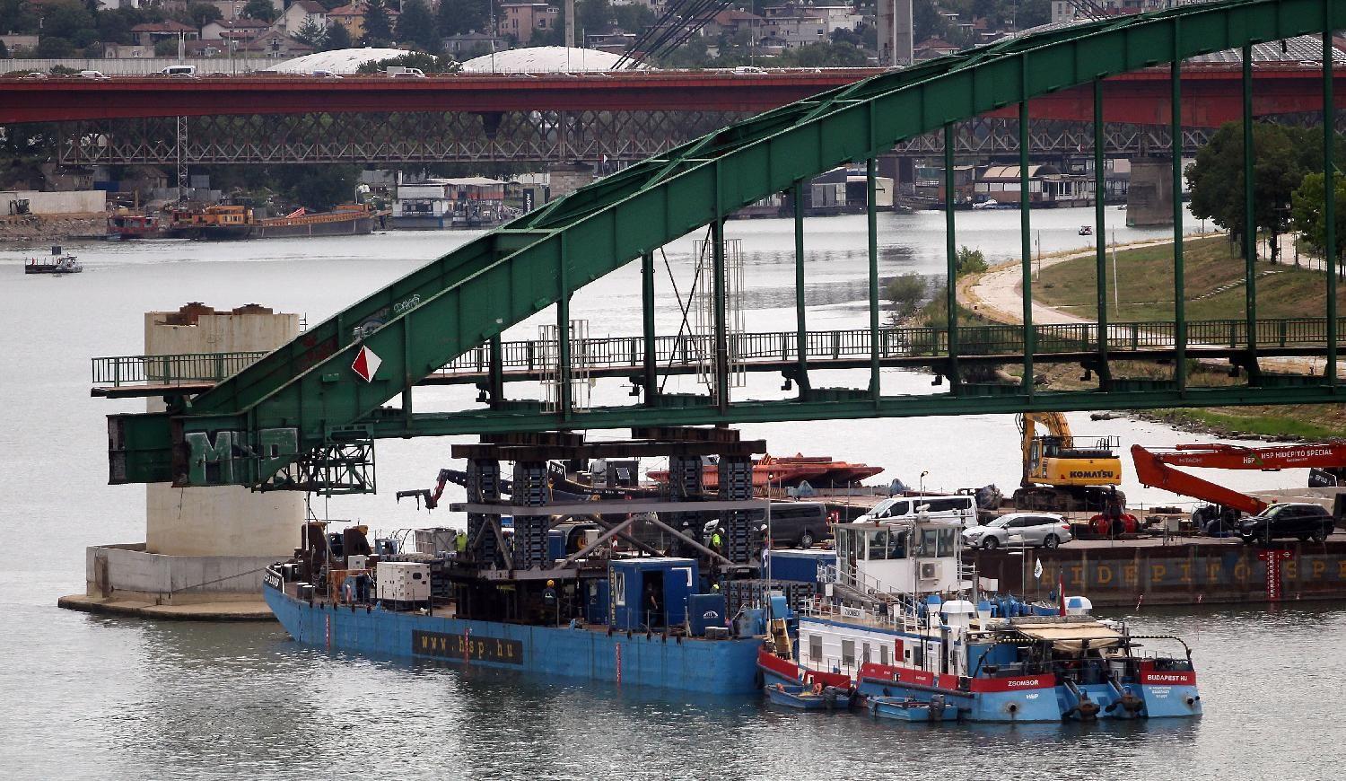 Nema više Starog savskog mosta u Beogradu: Fotografije za istoriju 2 Barža odnosi deo mosta