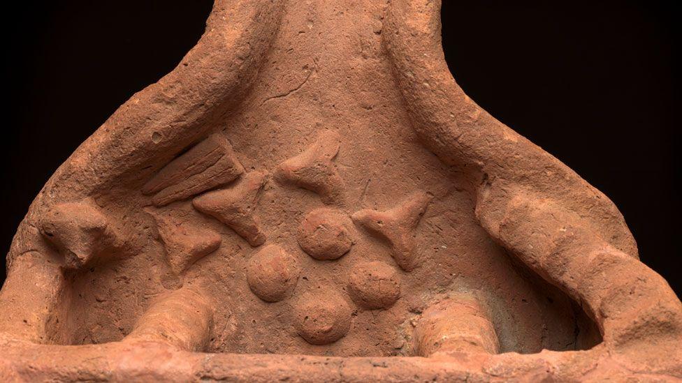 Pronađen egipatski otisak ruke star 4.000 godina 4 Modeli hrane postavljeni su ispred „kuće duše", poput vekne hleba, zelene salate i volovske glave na krajnjoj levoj strani naslonjene na zidu.