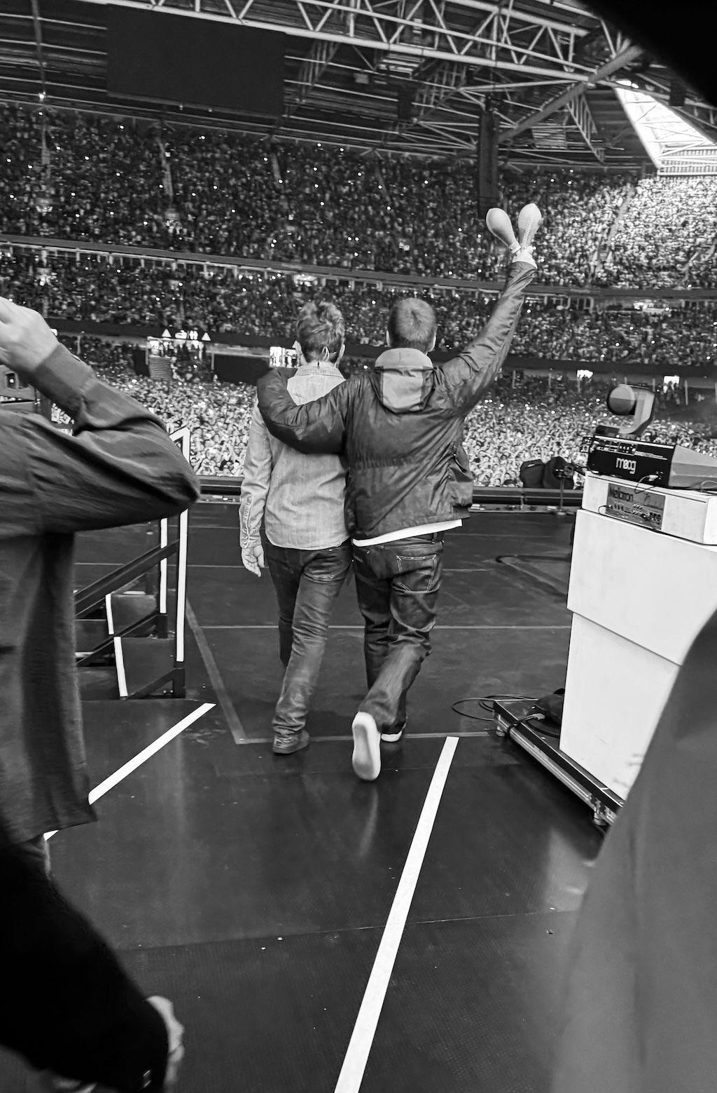 Spektakularan povratak grupe Oejzis: Masovna euforija i horsko pevanje publike 5 Pogled iza bine na koncertu grupe Oejzis