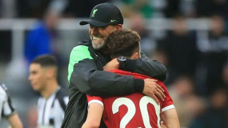 Sahranjen napadač Liverpula Diogo Žota, koji je poginuo u saobraćajnoj nesreći 8 Jirgen Klop i Diogo Žota u zagrljaju