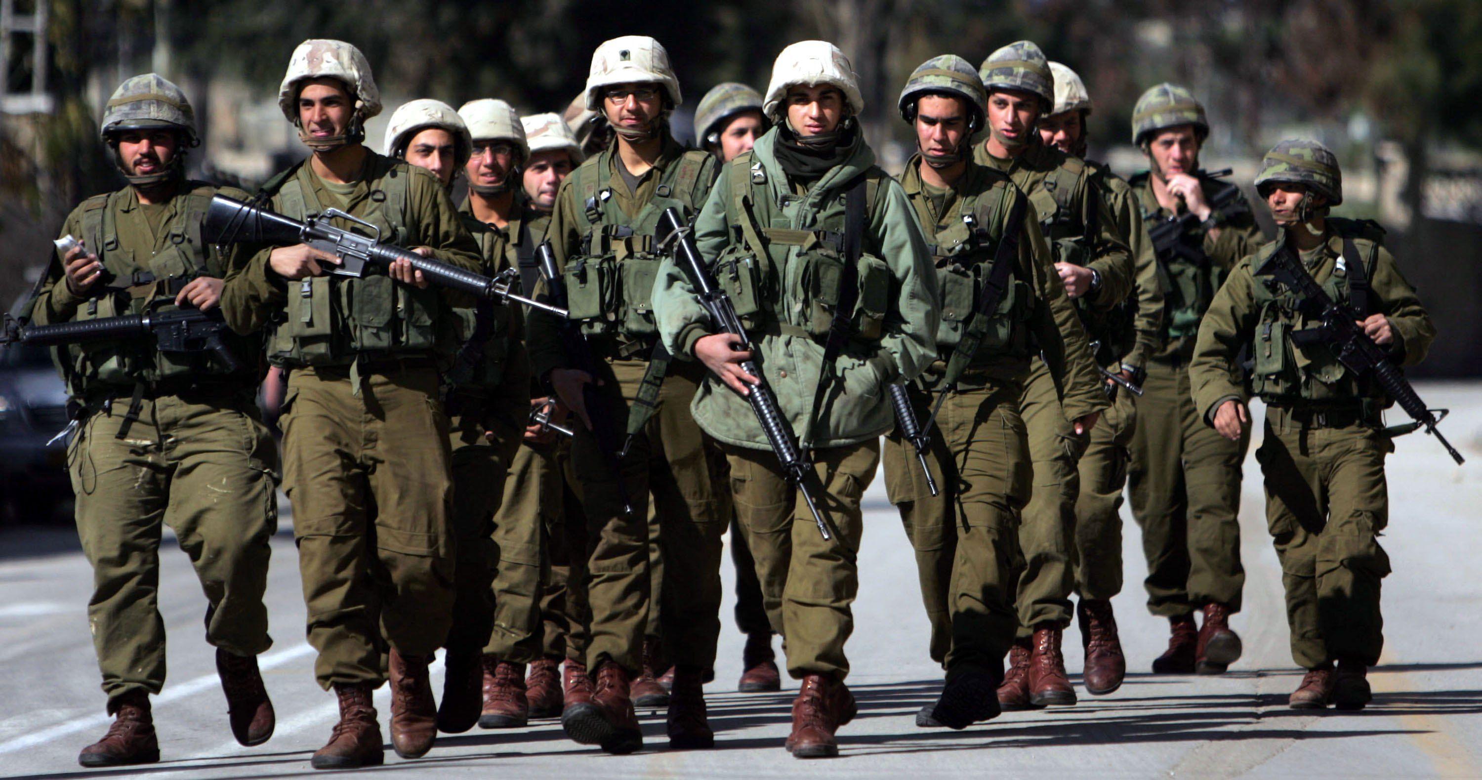 Šta je rešenje dve države između Izraela i Palestinaca i zašto nikada nije sprovedeno 6 Naoružani izraelski vojnici patroliraju arapskom pijacom tokom potrage za doseljenicima 16. januara 2006. u gradu Hebronu na Zapadnoj obali - Visoki sud Izraela je ranije tog meseca presudio da osam porodica mora da napusti palestinske prodavnice koje su okupirali od 2001. godine.