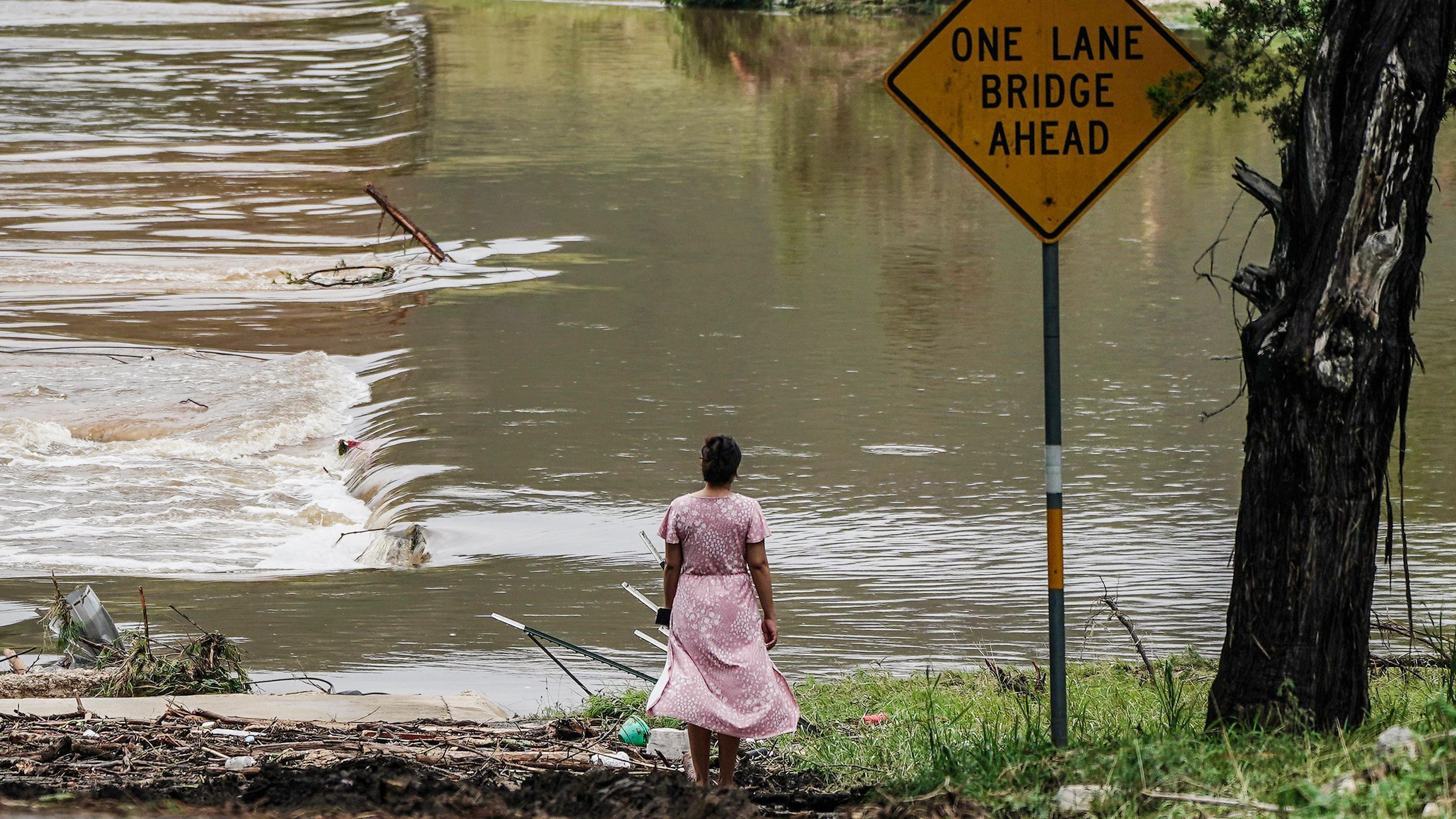 Desetine nastradalih u poplavama u Teksasu, među njima više od 20 dece 1 Žena stoji i gleda u reku