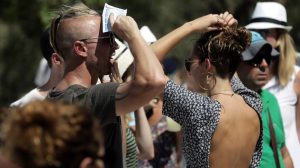 Drevni Akropolj u Atini, najposećenije mesto u Grčkoj, zatvorio je svoja vrata za turiste danas tokom najtoplijih sati dana i učiniće to ponovo u sredu zbog novog produženog toplotnog talasa, saopštilo je Ministarstvo kulture.