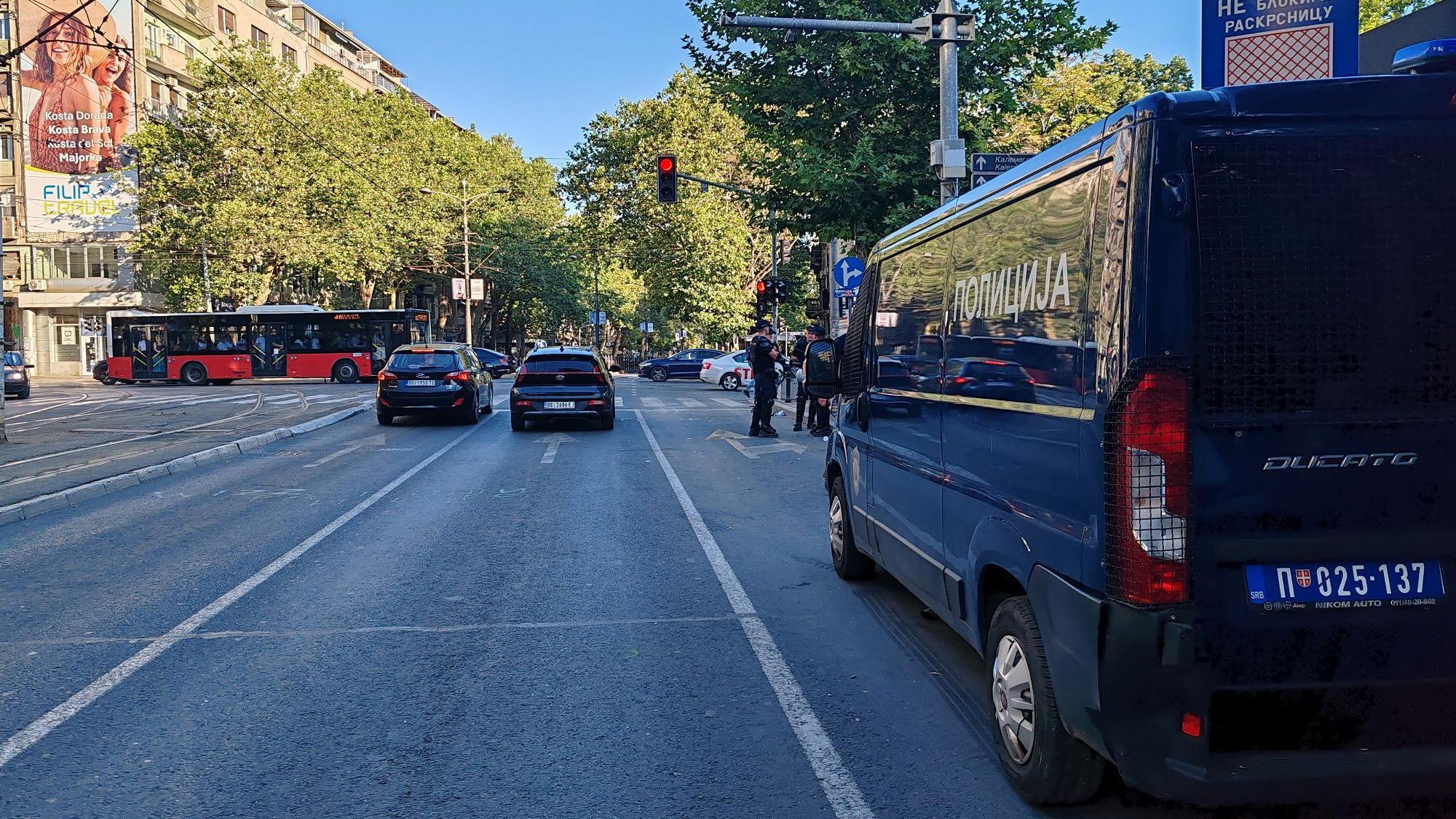 Policijska vozila i policija na ulici