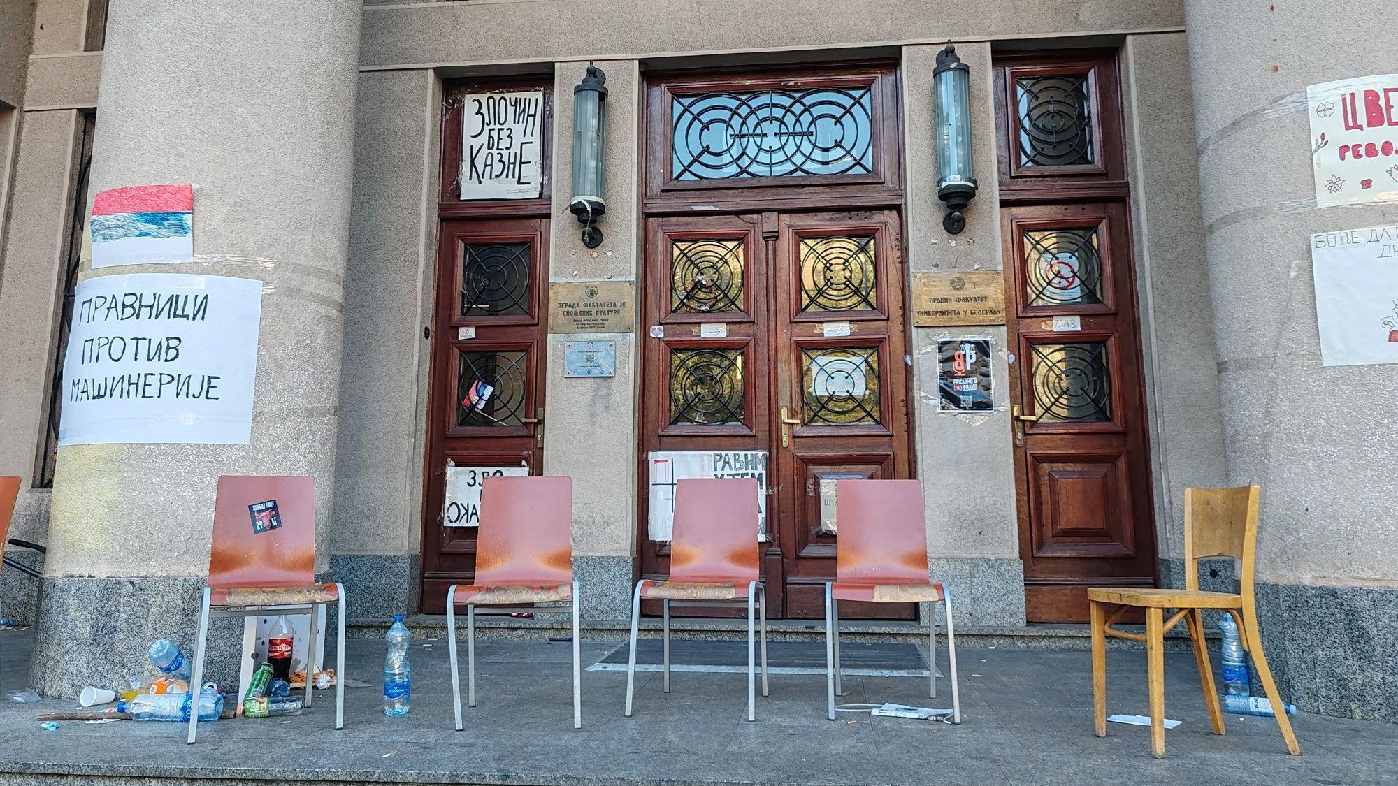 Desetine privedenih, blokade ponovo na ulicama širom Srbije 3 Stolice ispred Pravnog fakulteta