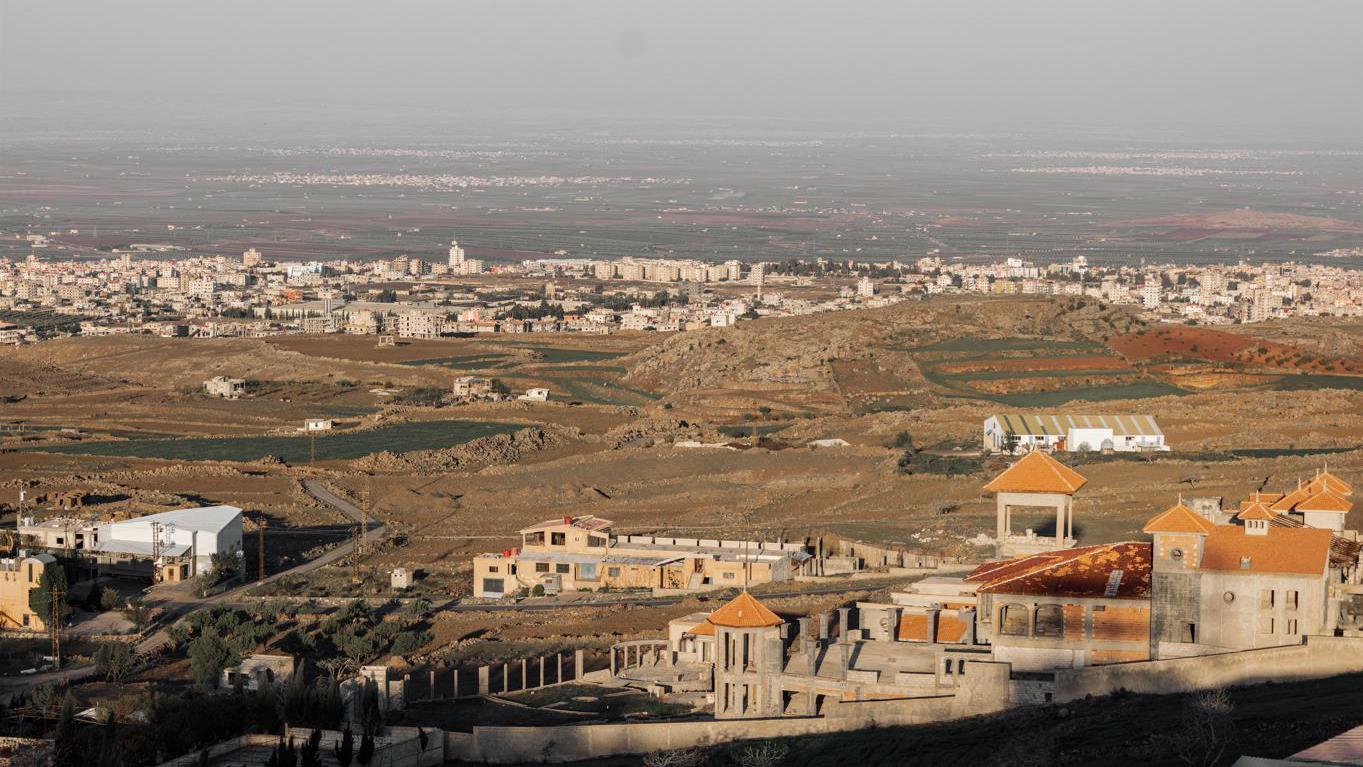 Ko su Druzi i zašto su napadnuti u Siriji 2 Snimak sirijskog grada Suveide prikazuje zgradu na uzvišenju i mnoge zgrade u daljini.