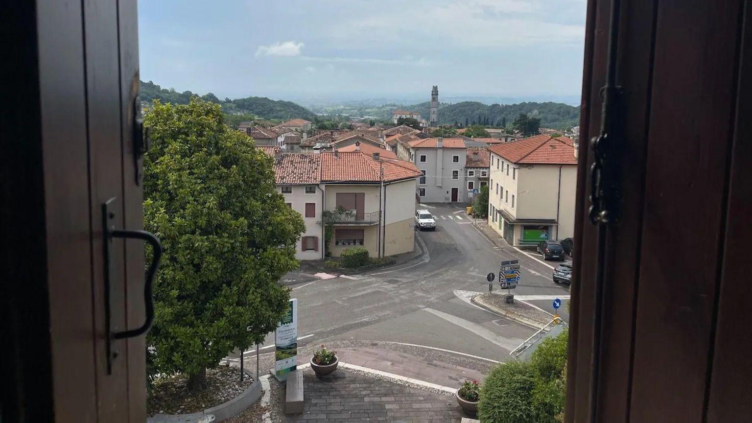 'Gradić će izumreti': Italija traži odgovore na pad nataliteta 1 Pogled iz kancelarije gradonačelnika na Fregonu u kojo živi sve manje ljudi