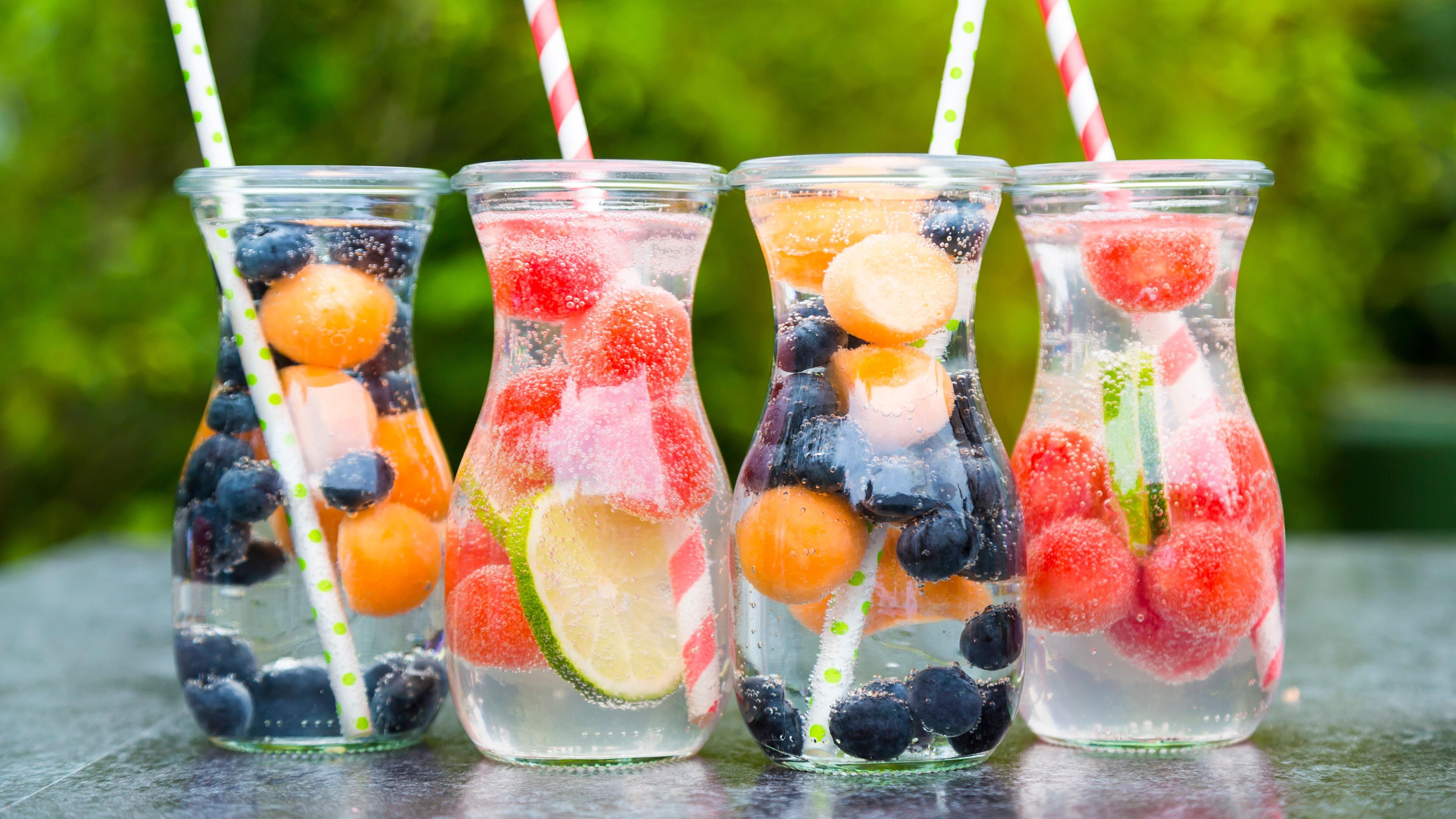 Mogu li zdrava pića da oštete zube 1 Pet bočica vode sa komadićima voća