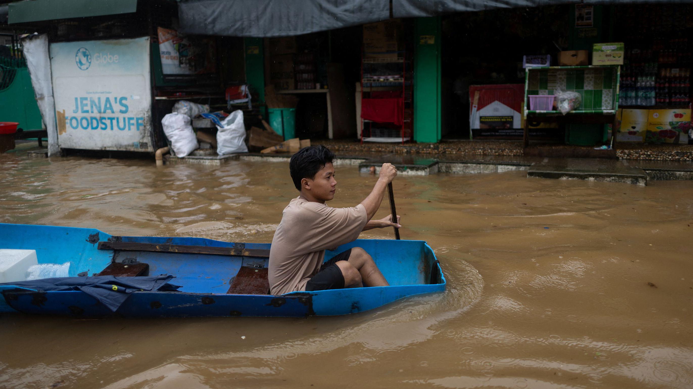 Venčanja na Filipinima u poplavljenim crkvama 3 Nekim stanovnicima šireg područja Manile čamci su jedini način da se kreću gradskim ulicama