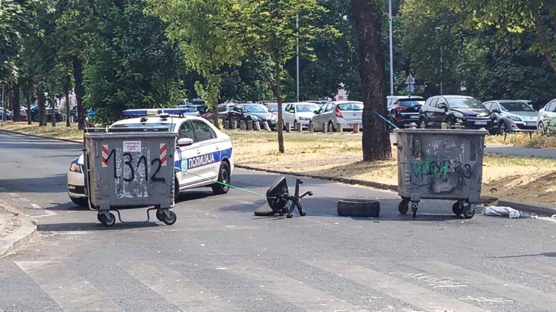 Kontejneri i policija na ulicama u Zemunu