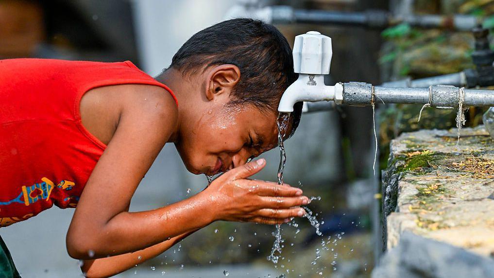 Šta je 'temperatura vlažne sijalice' i zašto je važna 6 Dečak pije vodu sa česme