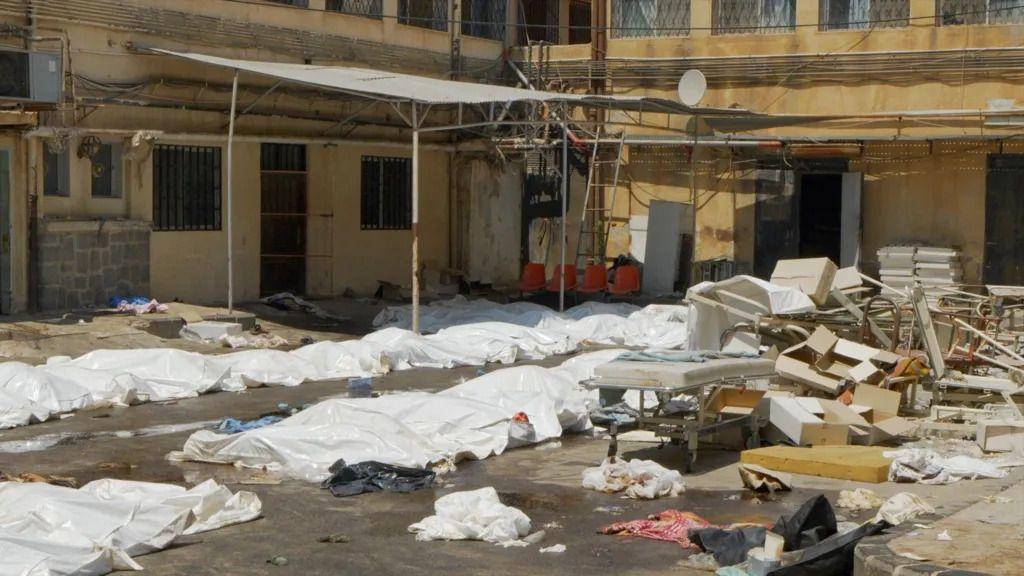 Leševi u plastičnim kesama ispred bolnice u južnoj sirijskoj provinciji Suvejda