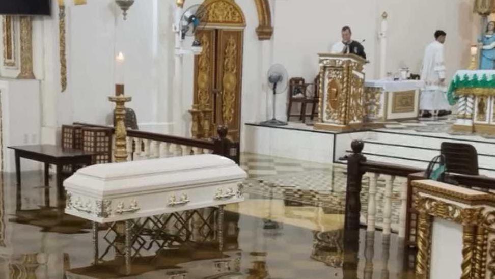 Venčanja na Filipinima u poplavljenim crkvama 2 Beli kovčeg u crkvi na Filipinima