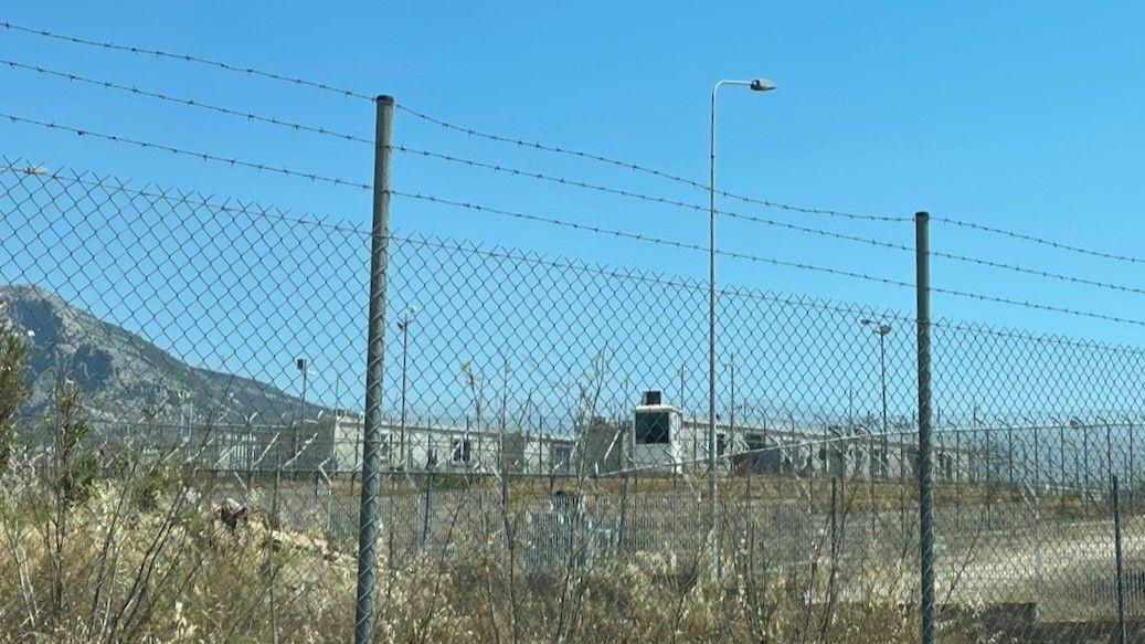 'Ovde živimo kao u zatvoru': Migranti novom rutom dolaze na Krit 3 Izbeglički kamp kod Atine