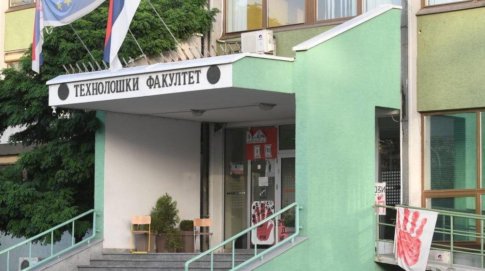 Nepoznati vandali poskidali studentske plakate i banere sa Tehnološkog fakulteta u Novom Sadu 1