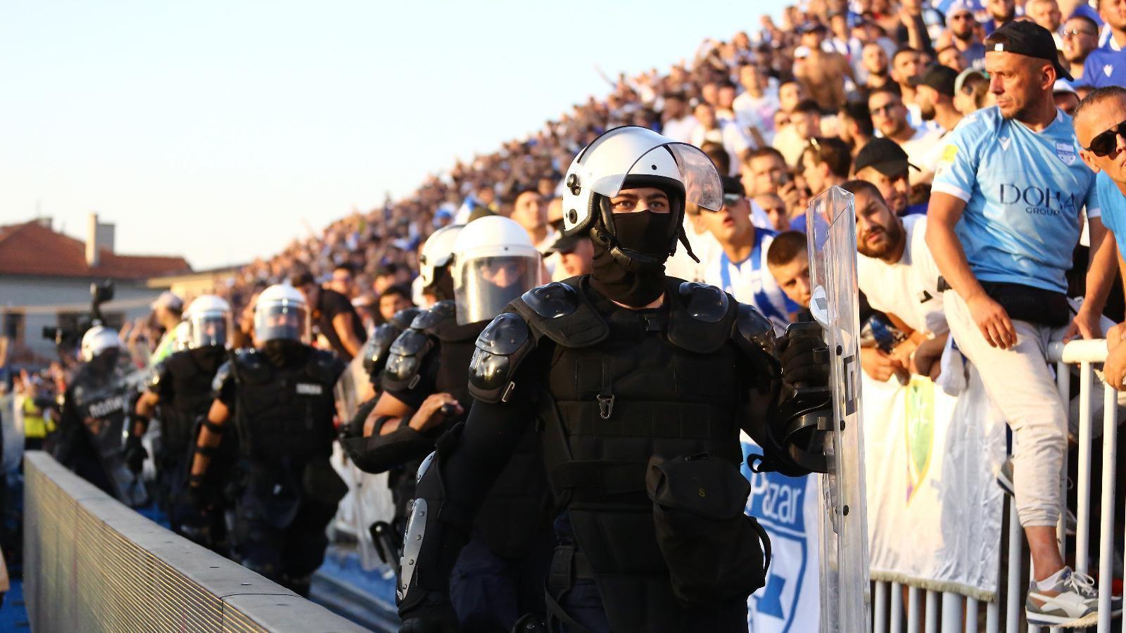 Jake policijske snage su raspoređene u gradu, kao i na samom stadionu