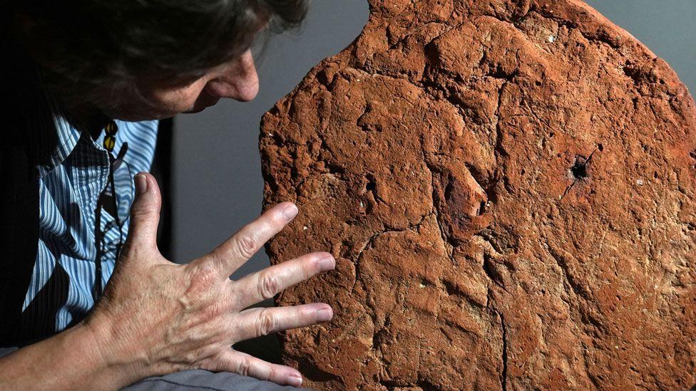 Pronađen egipatski otisak ruke star 4.000 godina 1 Otkriće vodi „direktno u momenat kada je predmet napravljen i do osobe koja ga je napravila“, rekla je kustoskinja Helena Stradvik