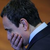 Kosovo i dalje bez skupštine: Šišanje ispred zgrade kao znak protesta 6