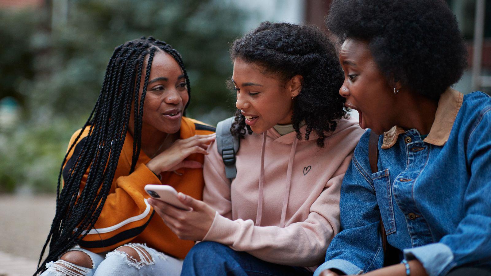 Tri mlade žene sede i pričaju