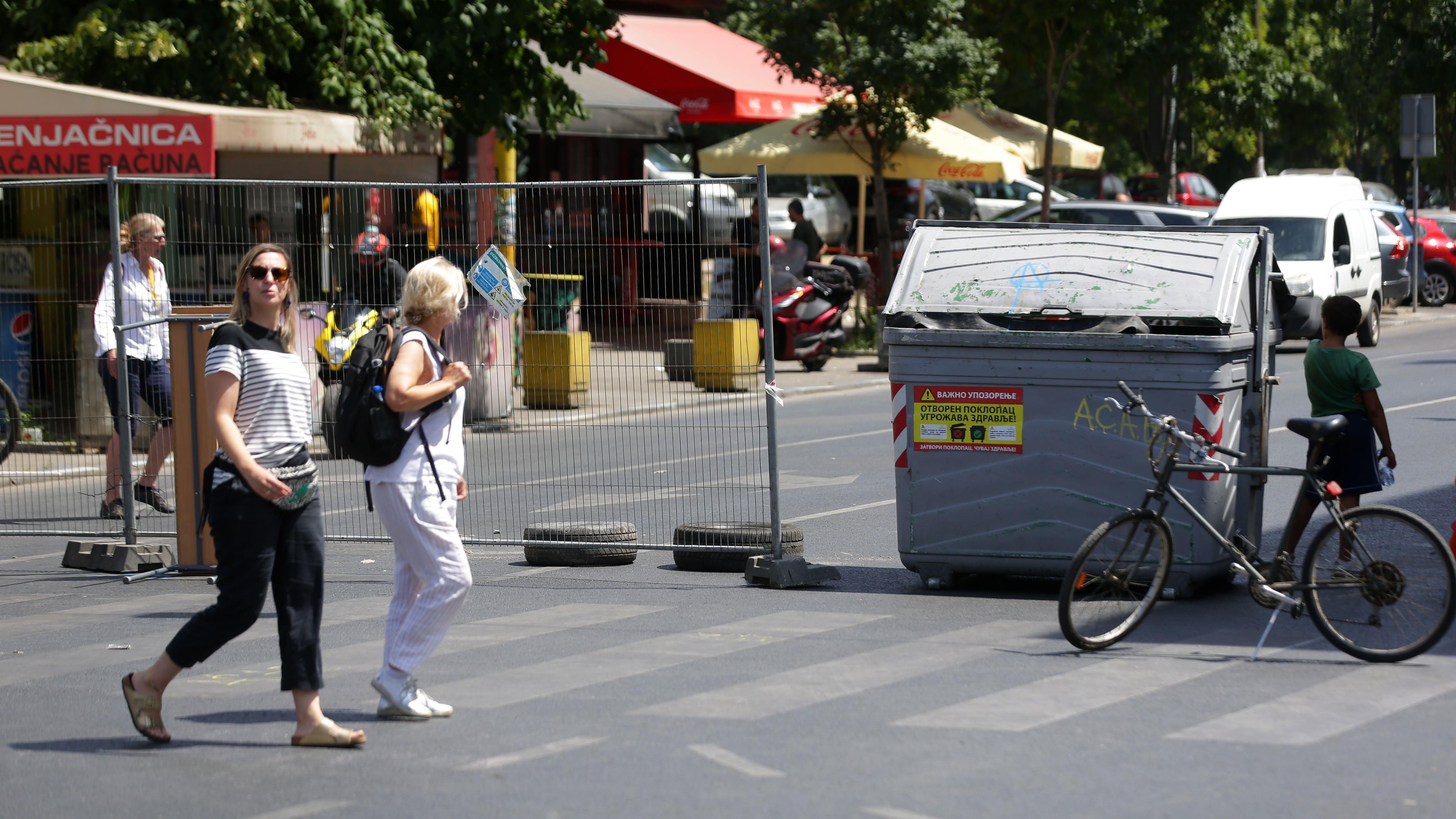 Žene prelaze ulicu koja je blokirana