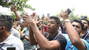 Više stotina učenika protestovalo je danas u blizini škole u Daki na koju je pao trenažni avion ratnog vazduhoplovstva Bangladeša sa zahtevom za odgovornost za nesreću, nadoknadu štete porodicama žrtava i obustavu probnih letova.