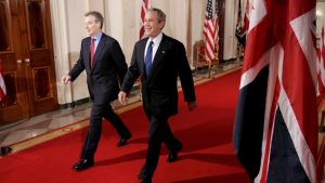 Oštre reči kojima su SAD upozorene da bi invazija na Irak bez druge rezolucije Saveta bezbednosti UN mogla koštati Tonija Blera premijerskog položaja otkrivene su u nedavno objavljenim dokumentima.