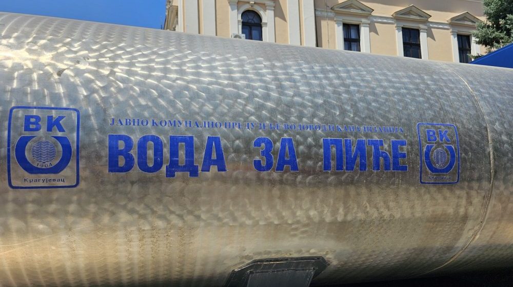 Zbog vrućina i u Kragujevcu cisterna sa vodom na Trgu vojvode Putnika 1