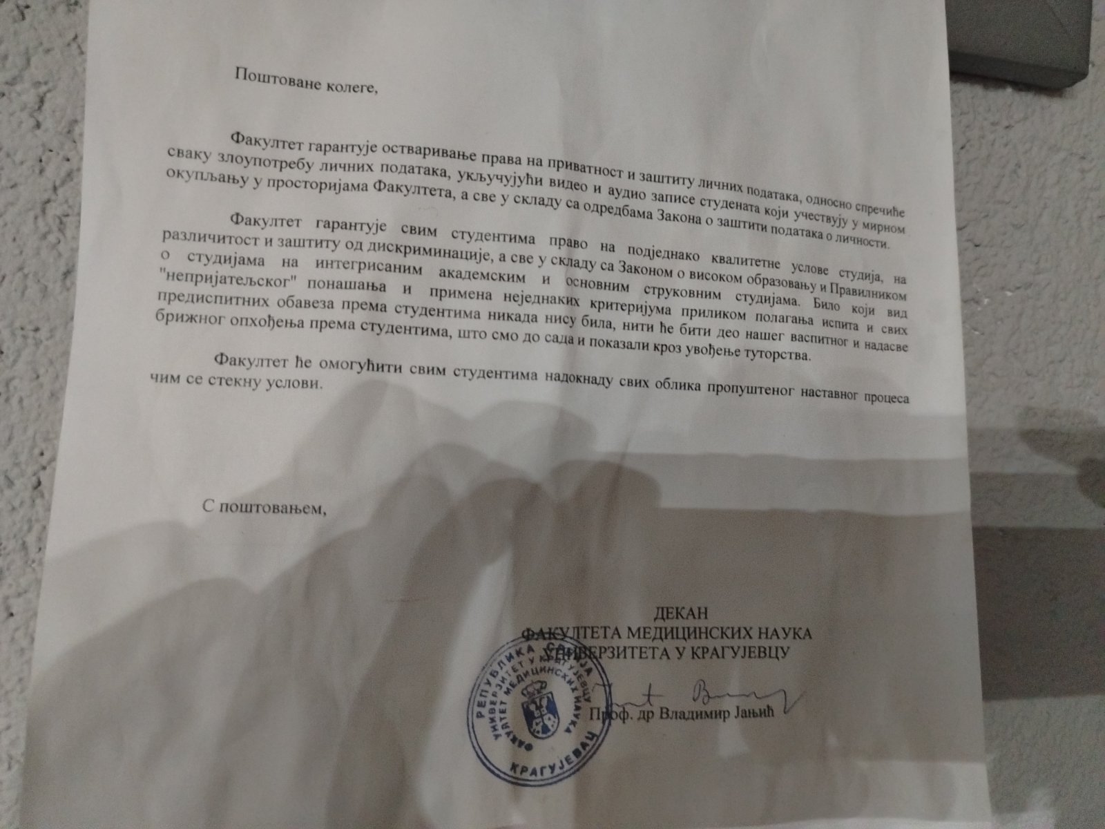 Dekan Medicinskog u Kragujevcu sa privatnim obezbeđenjem menja brave: Studentima u blokadi dao rok do kada da izađu 2 Dekan Medicinskog u Kragujevcu sa privatnim obezbeđenjem menja brave: Studentima u blokadi dao rok do kada da izađu 2