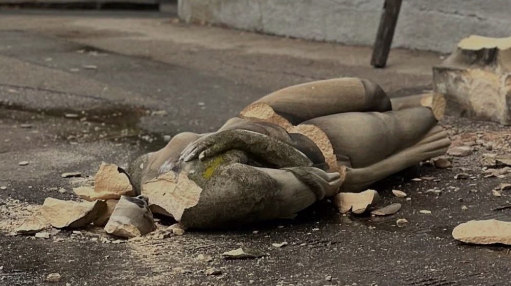 Obezglavljena skulptura Riste Stijovića čeka spas u dvorištu ulice Kneza Miloša 78 (FOTO) 1