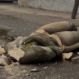 Obezglavljena skulptura Riste Stijovića čeka spas u dvorištu ulice Kneza Miloša 78 (FOTO) 13