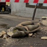 Nestala glava statue „Mlada žena“ Riste Stijovića koja je pala sa zgrade u Kneza Miloša 78 4